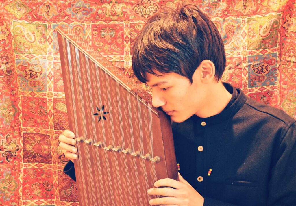イラン伝統楽器サントゥール奏者　Sota 